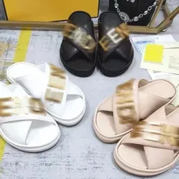 Kadınlar deri grafik slayt kauçuk altın metal harf sandaletler buzağı geniş terlik geçiş bant flip flop düz sandal katır siyah beyaz pembe slaytlar boyut 35-41