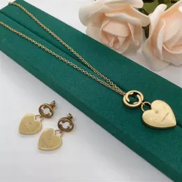 Collana di design Set Orecchini di moda per le donne Designer di lusso Collana in oro Orecchini a cuore Moda Regalo jewerly con fascino D2202175259h