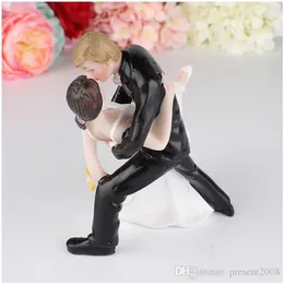 Украшение свадебного торта белые и черные невесты и жениха пара фигуры Toppers Classic Kissing Hug дешевые