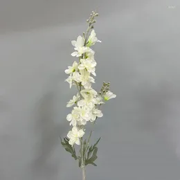 Simulazione di fiori decorativi Delphinium Decorazione di nozze Guida stradale di fiori Ripresa di oggetti di scena finti