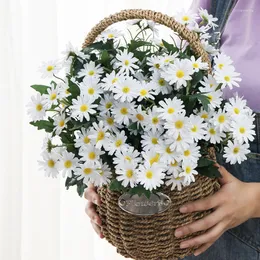 Flores decorativas 9 cabeças de seda branca Daisy Artificial de 35 cm de comprimento buquê para o jardim de casamentos de jardim de casamentos de Natal Fake Fake