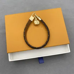Med ruta 20 cm mode magnet väska läder armband unisex brevälskare charm armband klassisk designer smycken gåva