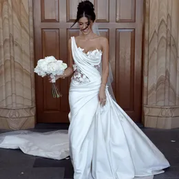 Wspaniałe suknie ślubne syrenka 3D suknie ślubne z aplikacjami jedno ramię dekolt plisowany pociąg kaplica satyna Plus rozmiar Vestido De Novia