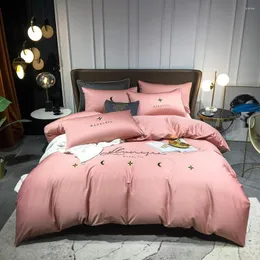 مجموعات الفراش 2023 من أربع قطع فاتحة القطن الفاخرة مزدوجة ورقة السرير المنزلي غطاء لحاف مطرزة قليلا النحل الأزياء الوردي