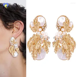 Kolczyki Dangle Pearl For Women Kolor Gold Kolor Kryształowy Kościa Krok Trenda Biżuteria Oświadczenie Brincos Prezent