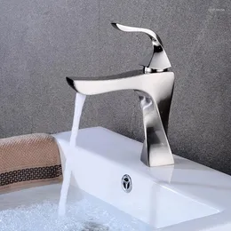 Produttori di rubinetti per lavabo da bagno che vendono forma d'arte rotolante in vita disegno rubinetto per lavabo sottopiano rubinetto per WC