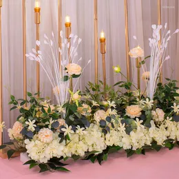 Flores decorativas da estrada de casamento citada fila de seda arco arco de seda em estágio de parede de pré-função área de fundo