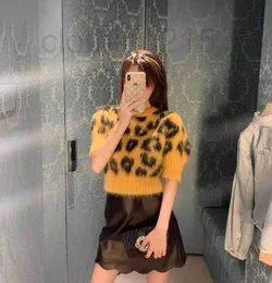 Malhas femininas camisetas designer suéter de leopardo novo temperamento celebridade na primavera 2023 estilo amarelo manga curta slim fit mohair top iwtw