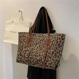 حقائب الكتف النمر طباعة حمل للنساء حقائب اليد الفاخرة المصمم على حقائب المتسوق الكبيرة