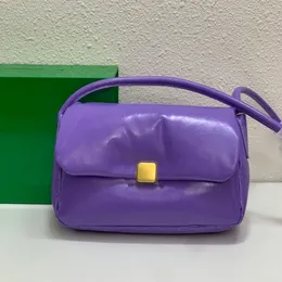 Borsa a tracolla per pane imbottito Borse a tracolla semplici Borsa a mano da donna Vera pelle Fibbia magnetica Tasca interna con zip All'interno Lettere di moda 28 cm