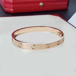 Lyxsmycken män älskar guldfärgarmband designer för tonåring flickor estetiska brev romantiska klassiska armband skruvmejsel diamanter armband e23