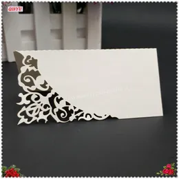 グリーティングカード100 PCS DECORATIE TAFEL CARDレーザーGesneden Hart Vorm Naam Kaart Plaats Bruiloft 5Z HH870