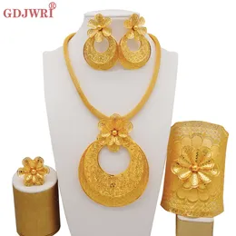 Conjuntos de joias de casamento, joias da moda, Dubai, cor de ouro, forma de flor de luxo, colar redondo grande, brincos, 4 conjuntos de peças para mulheres, presentes de festa de casamento 230215