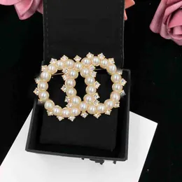 23SS klasyczne broszki kobiety projektanty biżuterii damskie dla imprezowych broszka nowi projektanci Pearl Pins Street Fashion with Diamonds Gold Pin Mens