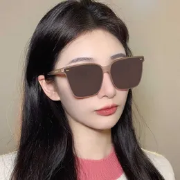 선글라스 2022 여성의 한국어 버전의 선글라스 트렌디 한 새로운 고품질 편광 브라운 남성 선글라스 UV 보호 순 빨간색 g230214