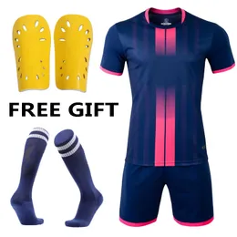 Utomhus T-shirts Barn Fotbollströjor Set Girls Soccer Clothes Men Boys Futbol Training Uniforms Set Free Soccer Shin Guards Pads With Socks 230215