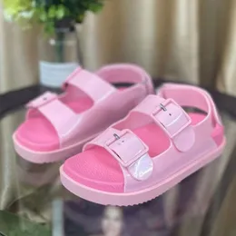2023 Sandálias de borracha Mulheres chinelas de coloração Candy Shops Sapatos recortados femininos Designer de sapatos de moda New Sandals Beach Slides