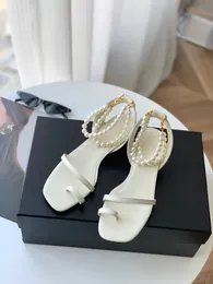 Sandali firmati cosparsi di perle molto belli per le donne e indossarli la sensazione del piede è confortevole