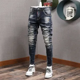 Herr jeans mode streetwear män jeans retro svart blå elastisk smal fit rippade jeans män skarvad designer broderi hip hop jenim byxor 230217