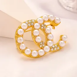 18K guldpläterade broscher Varumärke Lyx Design Diamantbrosch Kvinnor Rostfritt Stål Rund Kristall Rhinestone Pearl Brevbroscher Kostymnål Smycken Tillbehör