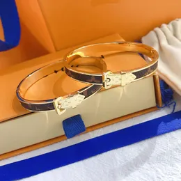 Ny stil Armband Dam Armband Designer Brev Smycken Kunstläder 18K guldpläterat rostfritt stål Damarmband Bröllopspresenter Tillbehör S0223