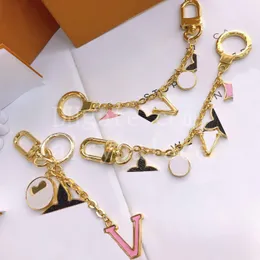 Designers de luxo chaveiros letras com diamantes chaveiro marca carro chaveiro feminino fivela jóias chaveiro bolsas pingente presente requintado