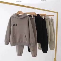 Designer baby trasa bomulls tröjor kläder ess brev tryck pojkar flickor lös hoodie vinter klassisk svett skjorta långärmad topp crew necknu1p