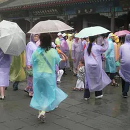 Hochwertiger einmaliger Regenmantel, modisch, heißer Einweg-PE-Regenmantel, Poncho, Regenbekleidung, Reise-Regenmantel, Regenbekleidung, Reise-Regenmantel