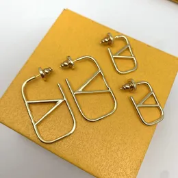2023 Pendientes Diseñadores de tachuelas para mujeres Luxury Gold en forma de corazón CRISTAL DOBLE V Carta 925s Joya de plata clásica de alta gama