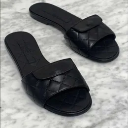 Kvinnors lyxiga tofflor Turnlock quiltade guldspänne Mules Flat Sandal Slide Flap Leather Flip Flops Flats Mule Inomhus Casual Slides Beach Shoes