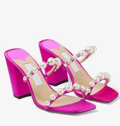 2023 Yeni Yaz Lxuxry Markaları Amara Sandals Ayakkabıları Kadınlar İçin Nappa Deri Katırlar İnci Strappy Blok Topuklu Konfor Moda Kırmızı Taklit Ayakkabı EU35-43