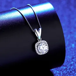 럭셔리 Moissanite Diamond V Letter S925 Silver Pendant Necklace Jewelry 유럽 패션 여성 상자 체인 목걸이 웨딩 파티 발렌타인 데이 선물 SPC