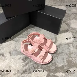 Sandálias infantis Chinelos de menina Sapatos de criança Verão Tornozelo Preço de custo Design confortável Caixa Embalagem Tamanho infantil 26-35