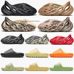 Yeezzy Shoe Designer Slippers Slides planos Sapatos para homens enflama sandálias de praia Slípira de verão Slide laranja deserto Sand osso Terra