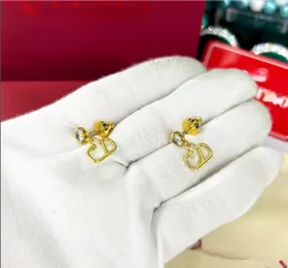 Projektantka Letter Stud Earing Women Fashion Hoop Jewelry Metal V Cenring 2023