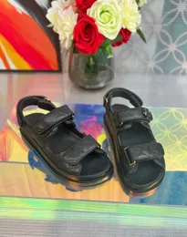 2023 Designer Damsandaler Högkvalitativ Dam Slides Kristall Kalvläder Fritidsskor quiltade Plattform Summer Beach Slipper 35-42 Med låda och