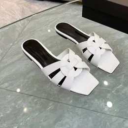 Platta tofflor ￖppna t￥ sandaler l￤der kors rem 35-42 med l￥da klassisk designer sommar kvinnor l￥g h￤l kl￤nning sko platt patent l￤der strandskor