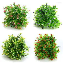 Dekorative Blumen 5pcs künstlich mit Blattgrün -Gras Plastikpflanzen Gefälschte Laubbusch für Home Wedding Decoration Party Supplies
