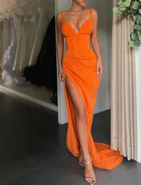 Orange formell aftonkl￤nning sexig ￤rml￶s v halskorsett slits satin banan prom party kl￤nningar sj￶jungfru mantel de soiree 2023