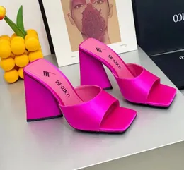 Wiosna i okres jesienny Najnowsze mody damskie kapcie czarne jedwabne kwadratowe palce flop grube obcasy mini letnie buty 10 cm sandały sandały projektantki High Heels Fabryka