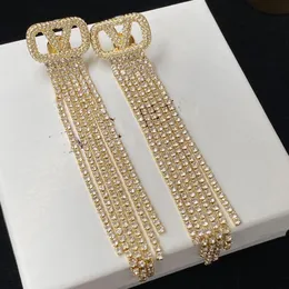 Stud 2023 أقراط مصممة Gold's Gold Double V-mweet على شكل حرف V هدية زفاف كلاسيكية للعروسين