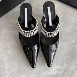 Sandalias 2023 diseño verano nuevo estilo línea recta con diamante puntiagudo negro Baotou sandalias mujeres usan piel semi-zapatillas de tacón alto