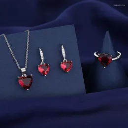 Collane con ciondolo in Europa e in America amano gli orecchini ad anello con collana di diamanti intarsiati di lusso in tre pezzi con pietre preziose rosse per le donne