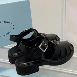 2023 Design Frühling und Sommer neue dreieckige Standard-Römerschuhe mit dicken Sohlen, erhöhte römische Schuhe, hohle Baotou-Einzeilschnalle, SANDALEN MIT DICKEM ABSATZ, Schuhabfertigung