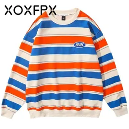 Tute da uomo XOXFPX Primavera e autunno Maglione giovanile Hiphop Trend Oversize Stripe Hit Color Girocollo da donna 230217