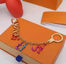 Ny stil stilfull färgglad lyxdesigner nyckelring bokstav hänge guld nyckel spänne avtagbara nyckelringar för män kvinnors nycklar ornament