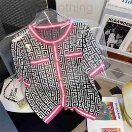 Designer Primavera Blouses Summer Blouses Feminino Camisas de tricô Hollover Pullover feminino Sweater Sweater Design solto fora do sol Protection T-shirt E59W