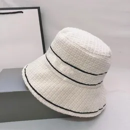 女性のためのファッションバケットハットキャップメンズ野球帽Beanie Casquettes女性男性漁師バケツ帽子パッチワーク高品質の冬のワイドブリム帽子2colors