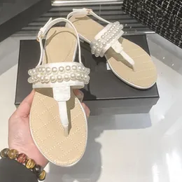 الصيف للسيدات اللؤلؤة ثونغ T-Strap Flip Flops شريحة مشبك معدني Slingback Flat Mule Shoes مصمم Sandal 2023 Fashion Luxury Flats Slider Girl Lady Slider
