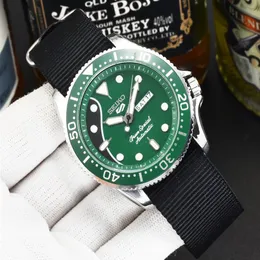 Högkvalitativ 2021 Fashion Sports Young Men Sei Brand Luxury Watches Three Pin Quartz Watch Display Dual Calender Function with Min296f